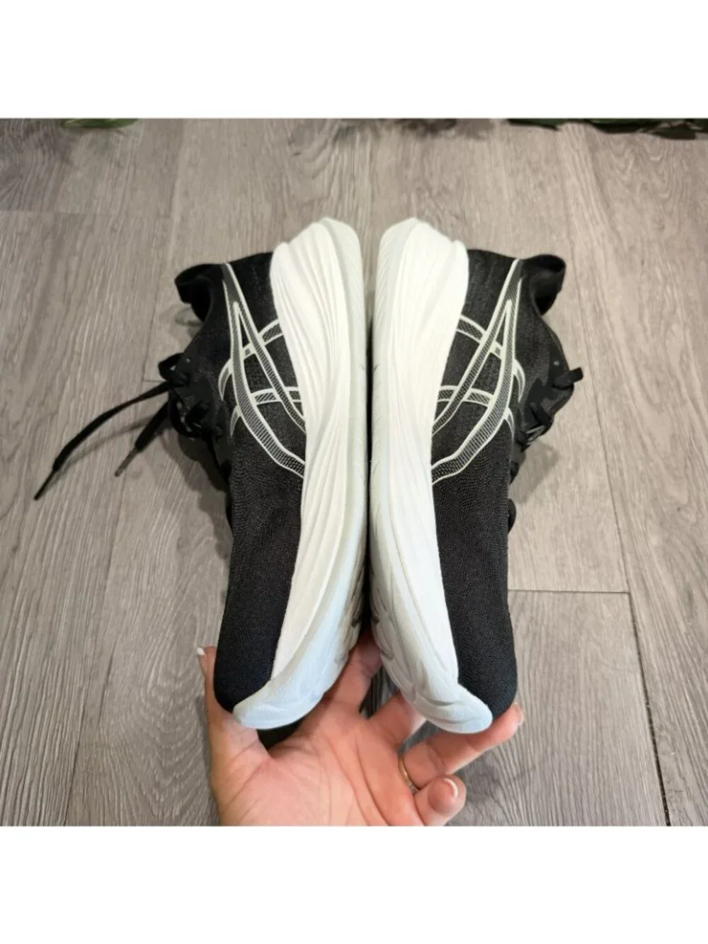 Asics Gel Cumulus 27 White Black Road Running Cushioned Shoes Women 10.5
